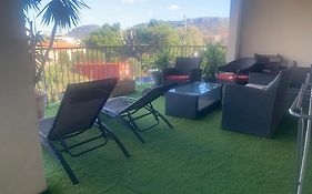 Trés Bel appartement de 105 M2 et 45 M2 de terrasse à 100 m du port